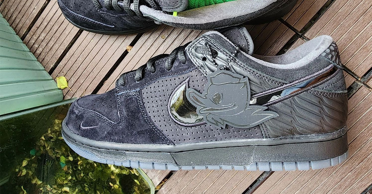 Eine schwarze Feder für die Ducks: Division Street x feet nike Dunk Low "Oregon Black"